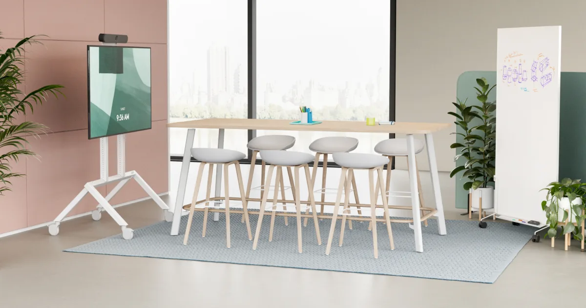 Espacio de trabajo colaborativo con pizarrón y equipamiento de videoconferencia