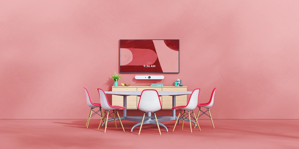 Sala de reuniones chica equipada con barra de videoconferencia y pantalla