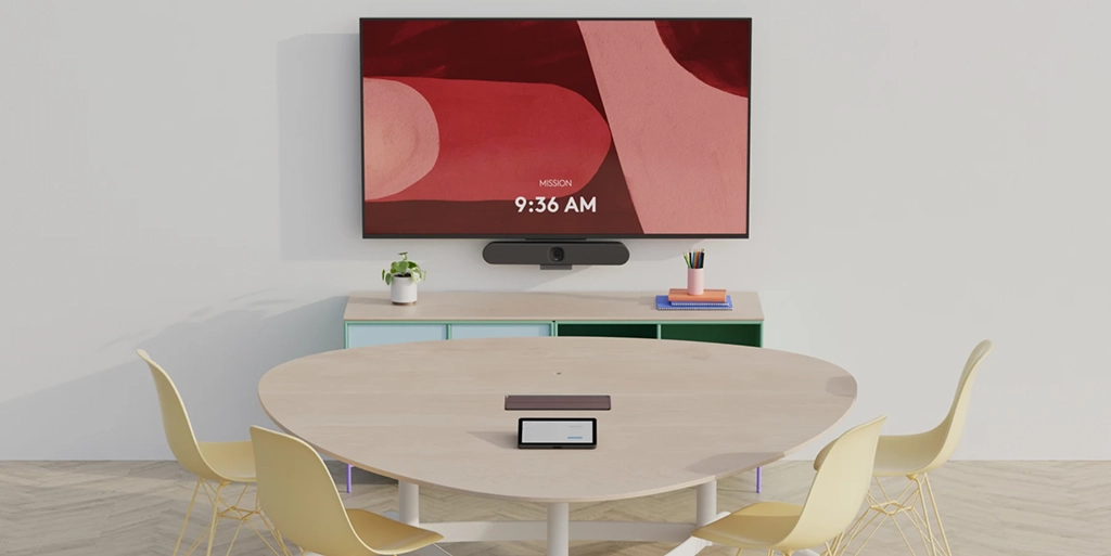 Sala de reunión para pocas personas con equipo de videoconferencia todo en uno
