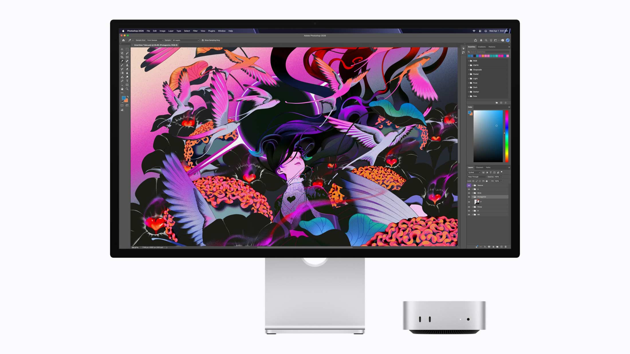 Mac mini junto a un monitor con Photoshop abierto, en un escritorio de trabajo creativo