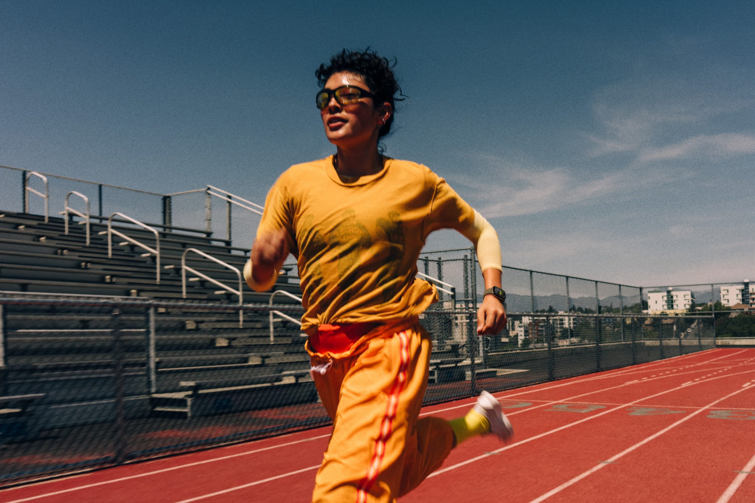 Una persona corriendo en una pista con un Apple Watch Series 12